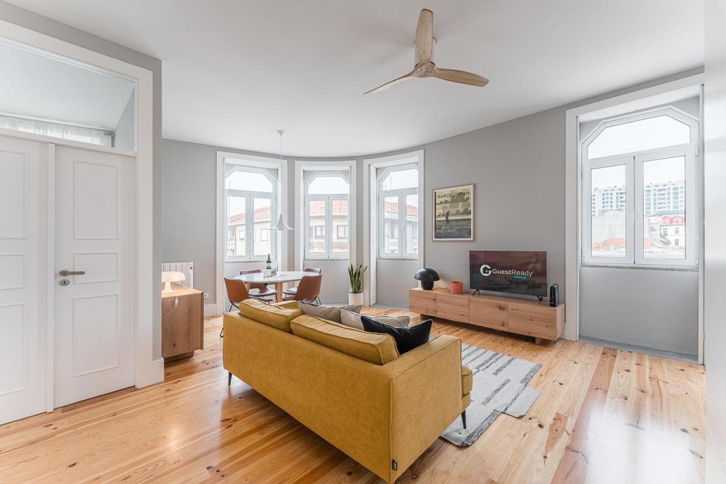 Guestready - Colorful Apt Near Agosto Station Porto Buitenkant foto